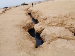 Посещение разлома земной коры после землетрясения